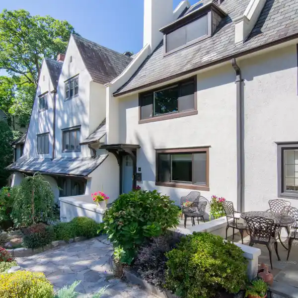 ARCHITECTURALLY BEAUTIFUL TOWNHOUSE