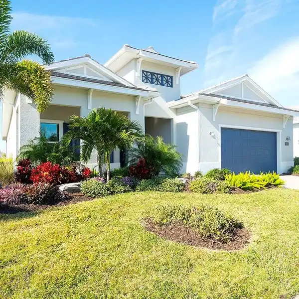 EXCEPTIONAL RESIDENCE ON AN OVERSIZED LOT