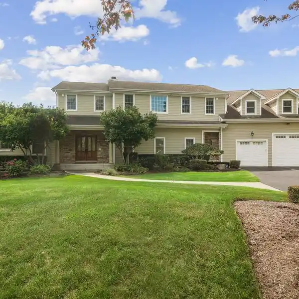 BEAUTIFUL HOME IN DESIRABLE LOCHANORA