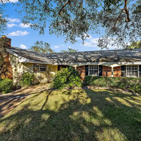 DELIGHTFUL HOME NESTLED IN THE SOUGHT-AFTER TEQUESTA COUNTRY CLUB