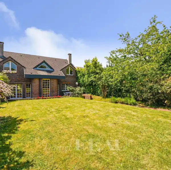 ARCHITECT-DESIGNED PROPERTY IN A PEACEFUL SETTING