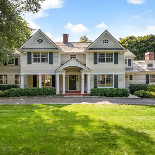 BEAUTIFUL CENTER HALL COLONIAL ON A SOUGHT-AFTER CUL-DE-SAC
