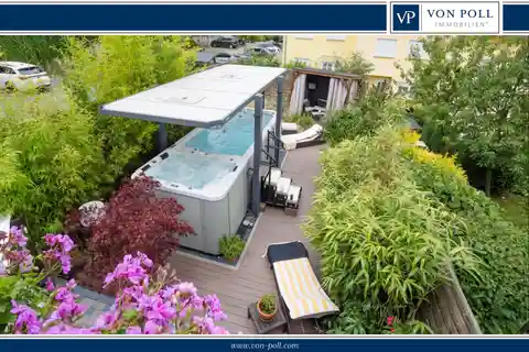 Well-kept Terraced House with Five Bedrooms and Pool in the Large Garden