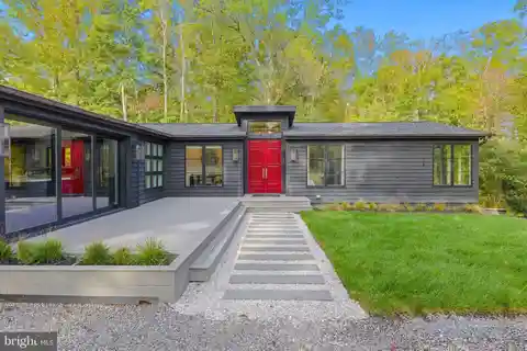 Luxurious Sanctuary with Unrivaled Lakefront Elegance