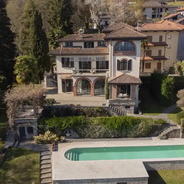 ELEGANT LAKEVIEW VILLA WITH EXPANSIVE PARK