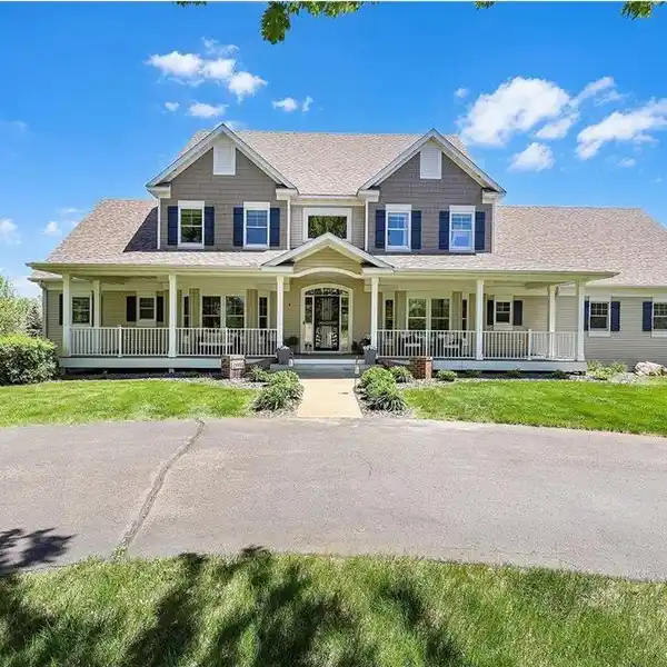 OPEN-PLAN BEAUTY ON NEARLY 4.5 ACRES