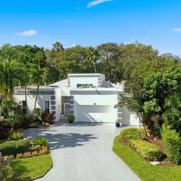 COURTYARD HOME IN EXCLUSIVE SUTTON PLACE AT HUNTERS RUN