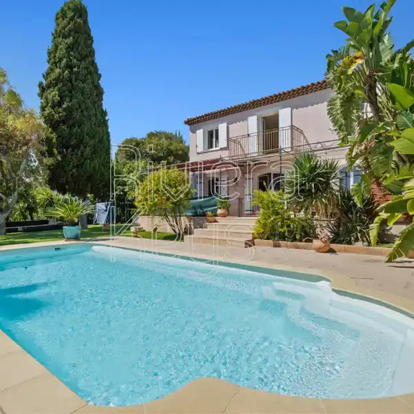 PRIVATE SOUTH-FACING HOME NEAR THE SEA