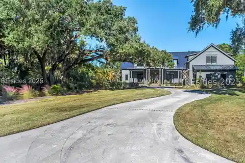 Serene Marshfront Haven with Elegant Outdoor Living