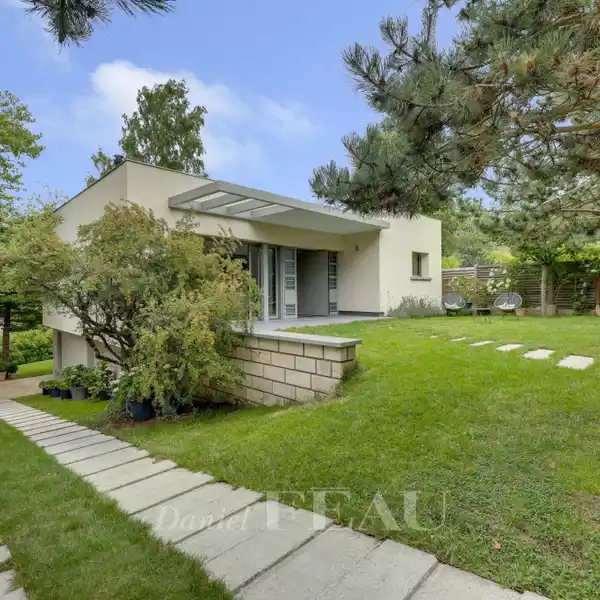 FULLY RENOVATED ARCHITECT’S HOME WITH SPACIOUS GARDEN