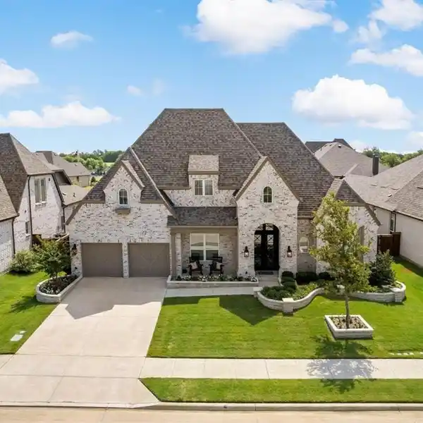 ELEGANCE AND COMFORT WITH MODERN CONVENIENCE