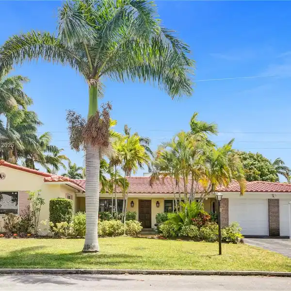TROPICAL OASIS IN HOLLYWOOD LAKES