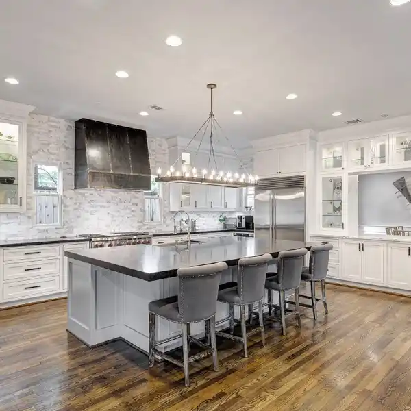 EXCEPTIONAL SOUTHLAND HOMES RENOVATION IN PRIME HEIGHTS LOCATION