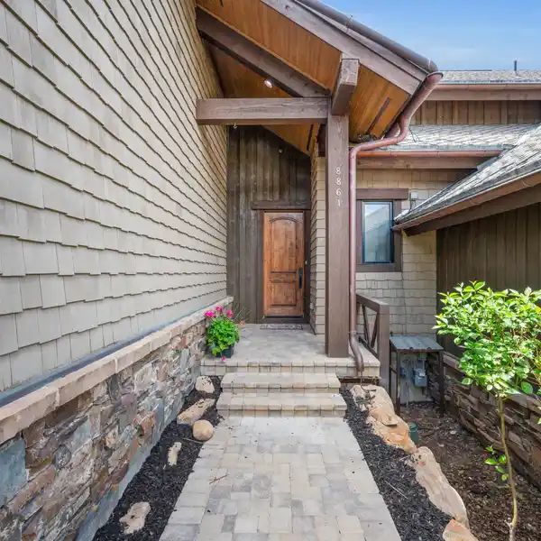 BEAUTIFULLY APPOINTED CONDO IN A DESIRABLE COMMUNITY