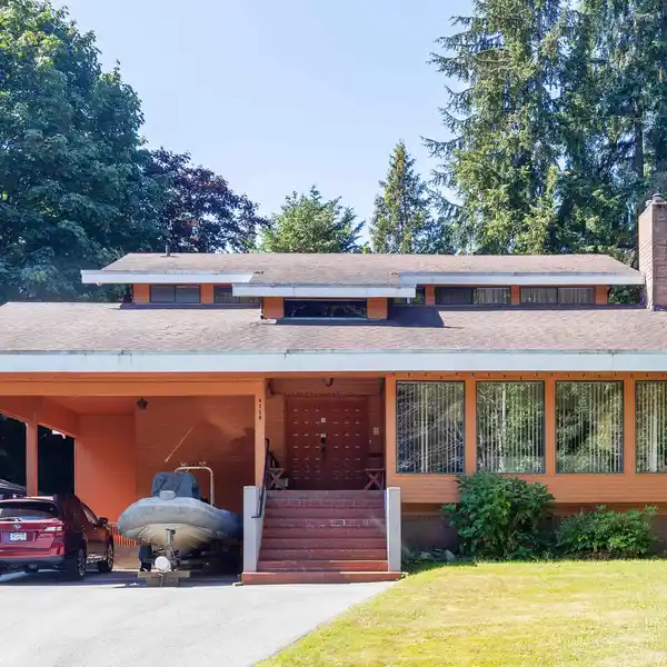 DISTINCTIVE CUSTOM RESIDENCE