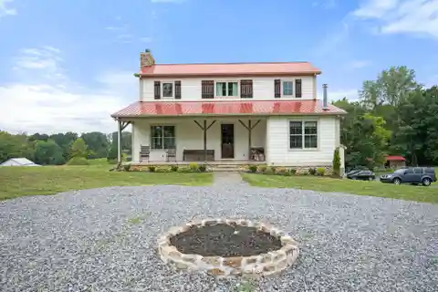 Idyllic Five-Acre Retreat in Leipers Fork