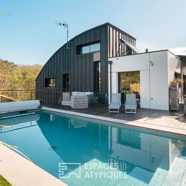 PEACEFUL MODERN PROPERTY