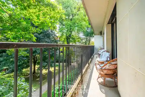 Bright Family Haven with Parkside Balcony