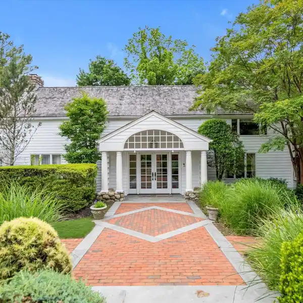 RESORT-STYLE LIVING IN GREAT NECK ESTATES