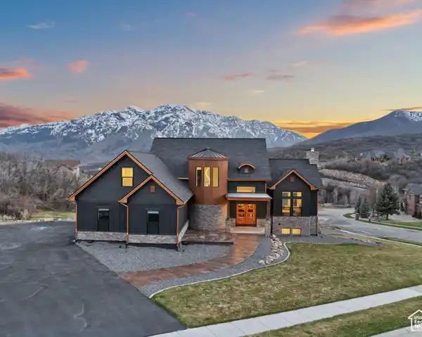 ELEGANT AND IMPECCABLY MAINTAINED HOME
