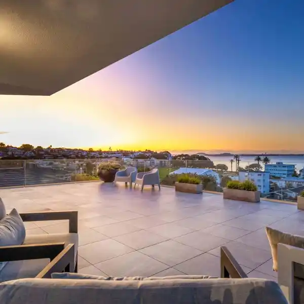 FAULTLESS HOME WITH WORLD-CLASS PANORAMIC VIEWS