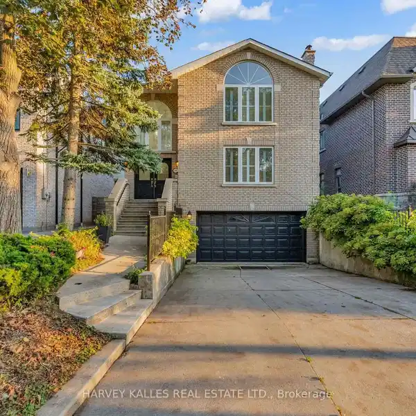 SPACIOUS RESIDENCE IN THE HEART OF WEST LANSING