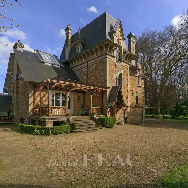 ELEGANT RIVERSIDE VILLA WITH STUNNING BILLIARD ROOM