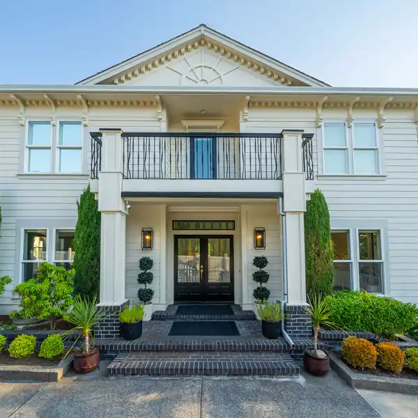 LUXURIOUS AND VERSATILE GATED PROPERTY