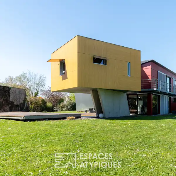 STRIKING MODULAR HOME IN NATURAL SETTING