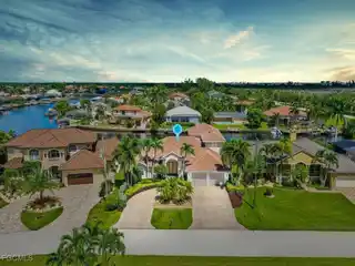 Majestic Home in Special Neighborhood
