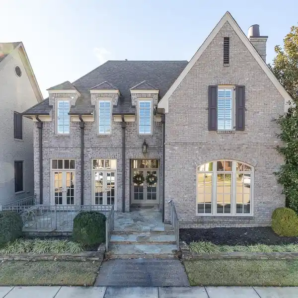 SPACIOUS HOME WITH EXTRA-DEEP GARAGE
