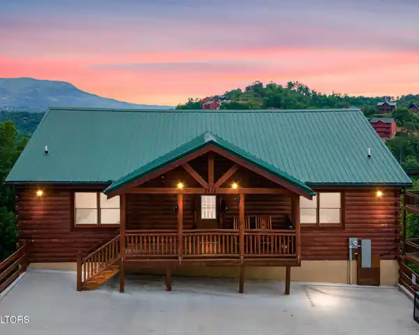 WEARS VALLEY CABIN WITH BREATHTAKING VIEWS