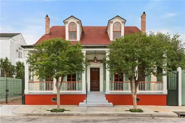 Early 19th-century Center Hall Cottage