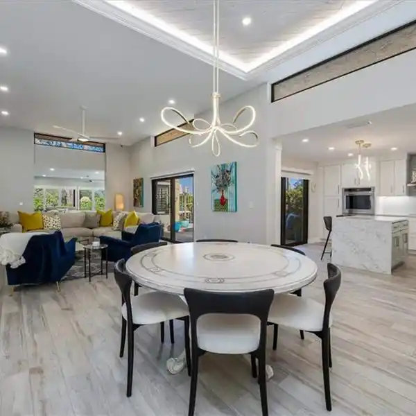 EXQUISITE VILLA IN VIBRANT PELICAN BAY