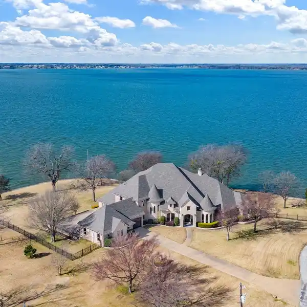 GORGEOUS LAKE SANCTUARY