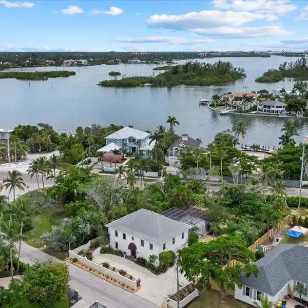 COMFORT AND ELEGANCE ON BAY ISLAND