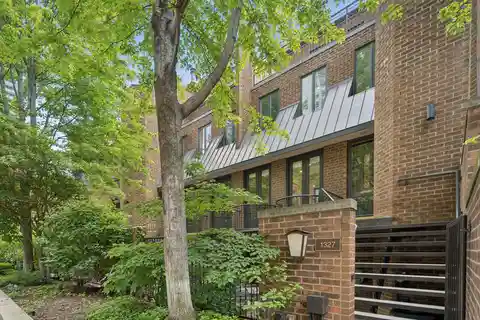 Chic Townhome Steps from Lake and Loop
