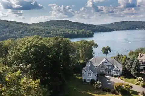 Incredible Lakefront Oasis