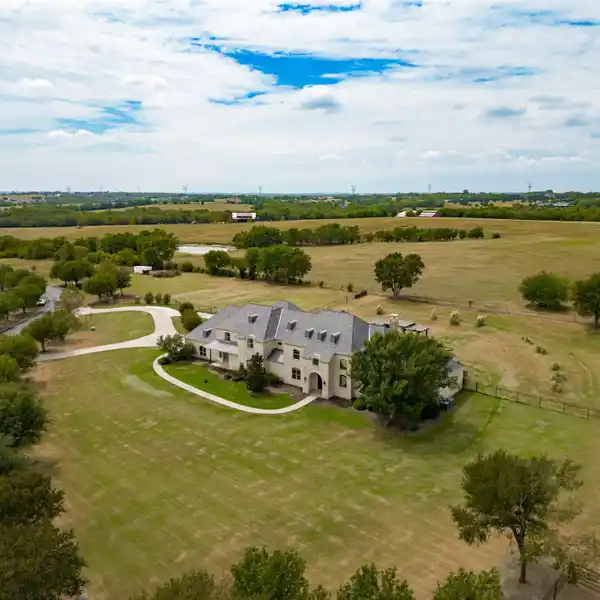 TRANQUIL LUXURY ON NEARLY FOUR ACRES