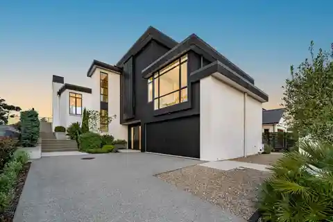 Extraordinary Residence by the Golf Course