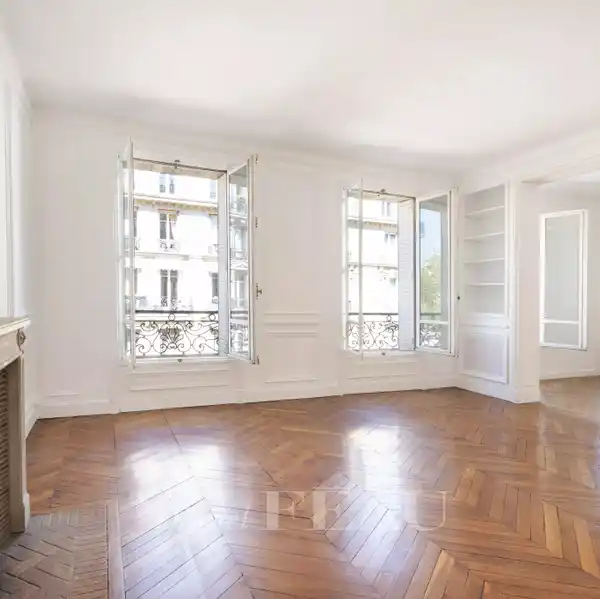 VERSATILE APARTMENT WITH PERIOD FEATURES