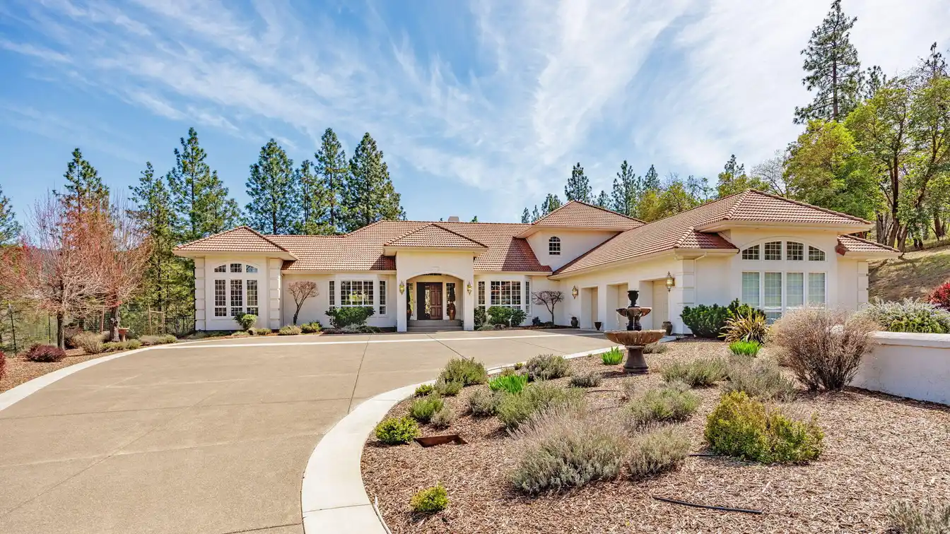 Mediterranean Estate in the Sought-after Sun Ridge Estates