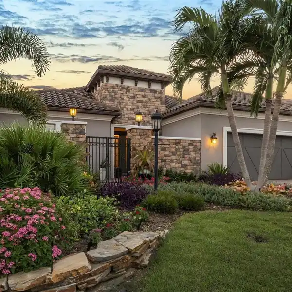 THE ULTIMATE RESORT-STYLE LIVING