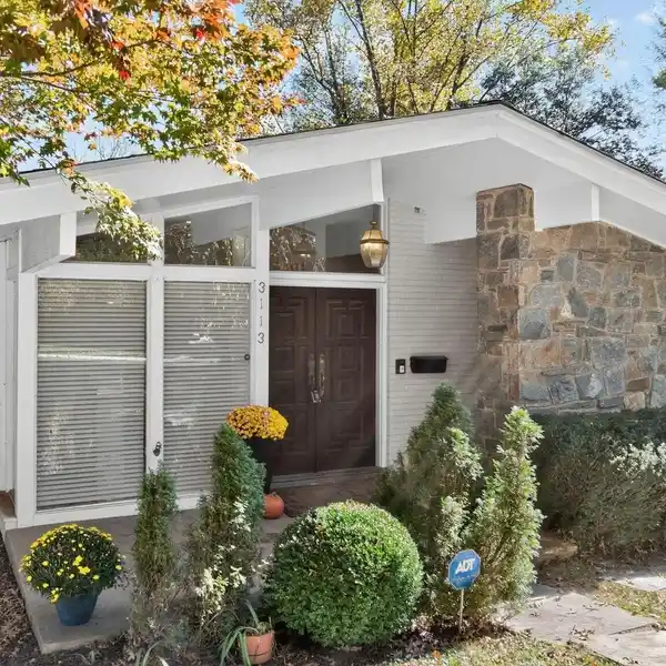 CONTEMPORARY COMFORT WITH FIREPLACES AND OUTDOOR ESCAPE