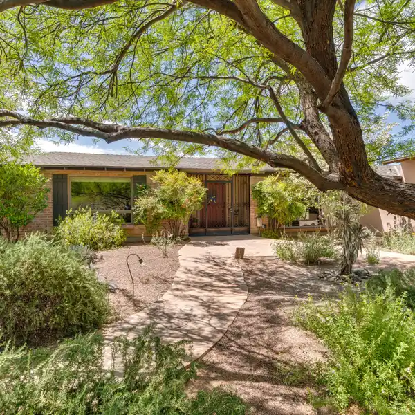 PRIVATE HILLTOP WITH AMAZING VIEWS