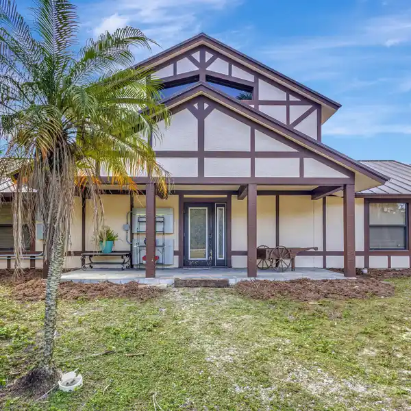 GORGEOUS SETTING ON A PEACEFUL ROAD