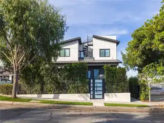 Stylish and Comfortable Modern Townhome