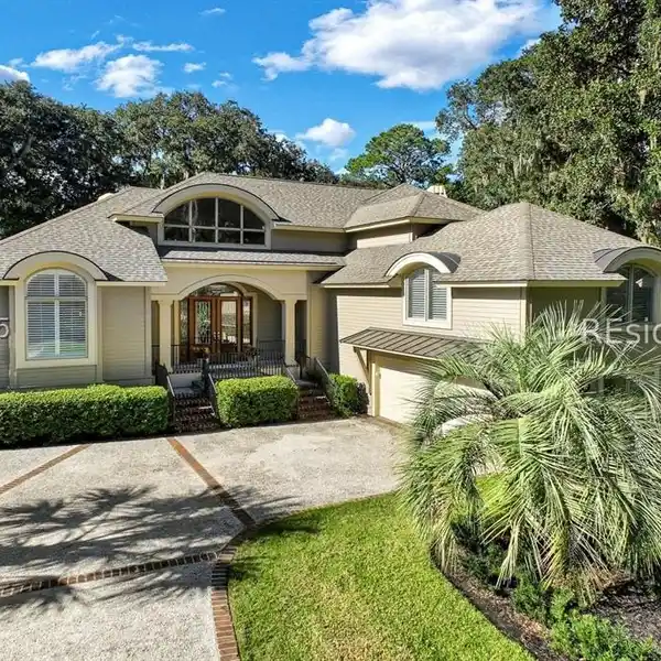 THE ULTIMATE IN GOLF COURSE LIVING