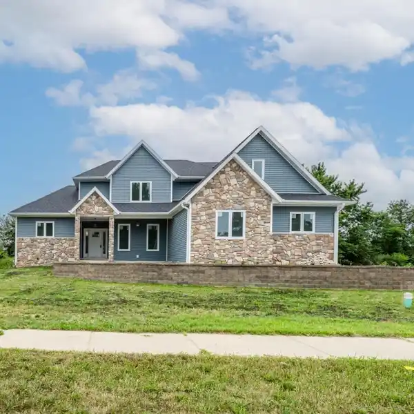 ELEGANT AND COMFORTABLE NEW CONSTRUCTION