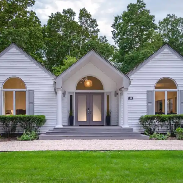 MODERN HAMPTONS MEETS FARMHOUSE CHIC